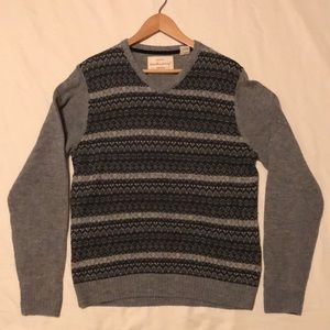 Classic gray argyle v-neck sweater size small